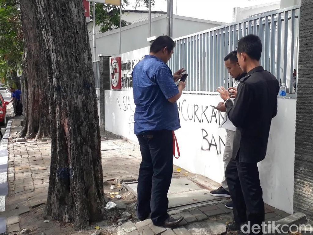 Polisi Turun Tangan Selidiki Aksi Vandalisme di Gedung Pemkab Bojonegoro Polisi Turun Tangan Selidiki Aksi Vandalisme di Gedung Pemkab Bojonegoro