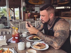 Diciduk di Bali, Model Ganteng Inggris Juga Bikin Konten Porno Menyimpang