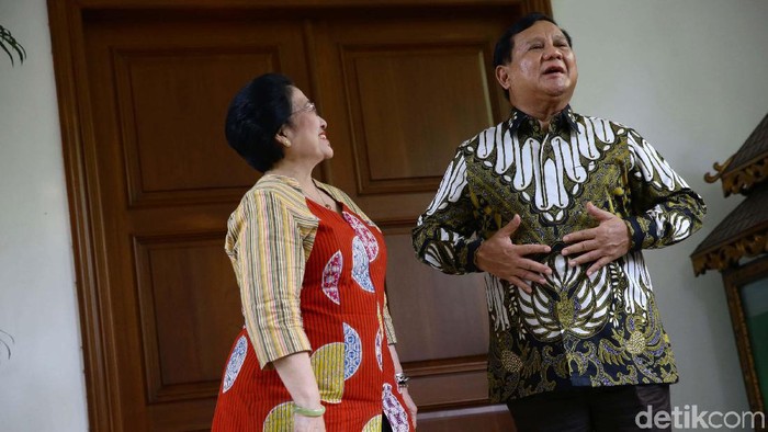 Ketum PDIP Megawati Soekarnoputri selesai menggelar konferensi dengan Ketum Gerindra Prabowo Subianto. Prabowo berterima kasih memanggil Mega ke Hambalang.