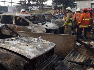 Kebakaran Parkiran Mobil Warga di Jakut, 1 Orang Alami Luka Bakar
