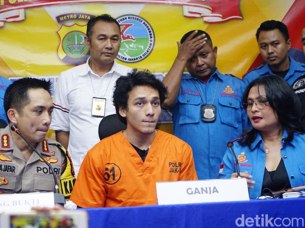 Tangisan Ayah Usai Jenguk Jefri Nichol Tangisan Ayah Usai Jenguk Jefri Nichol