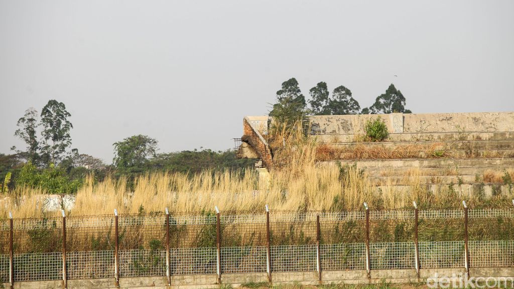 Stadion Benteng yang dulu menjadi markas Persikota dan Persita Tangerang kondisinya memprihatinkan, Rabu (24/7/2019). Stadion yang selalu berisik setiap matchnya kini tak bersuara lagi.