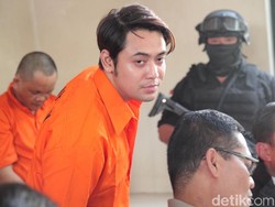 Kriss Hatta Tiba di Resmob dengan Wajah Tenang