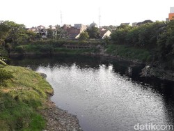 Kali Bekasi Menghitam dan Bau Menyengat, Diduga Kiriman dari Bogor