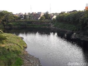 Kali Bekasi Menghitam dan Bau Menyengat, Diduga Kiriman dari Bogor Kali Bekasi Menghitam dan Bau Menyengat, Diduga Kiriman dari Bogor