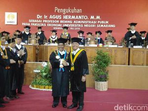 Wakil Ketua DPR Agus Hermanto Dikukuhkan Sebagai Guru Besar Unnes Wakil Ketua DPR Agus Hermanto Dikukuhkan Sebagai Guru Besar Unnes