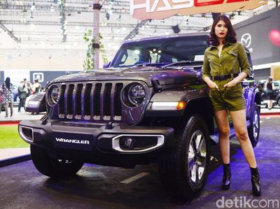 Pesona Para Gadis Petualang Jeep