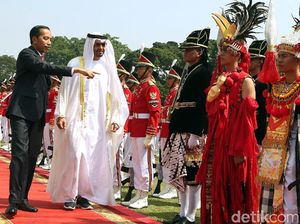 Momen Kedekatan Sheikh Mohamed dan Presiden Jokowi