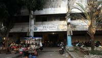 Cat stadion telah kusam dan mengelupas.