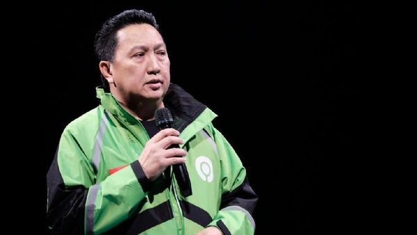 Gaya Boy Thohir Pakai Jaket Gojek Setelah Jadi Komisaris Gaya Boy Thohir Pakai Jaket Gojek Setelah Jadi Komisaris
