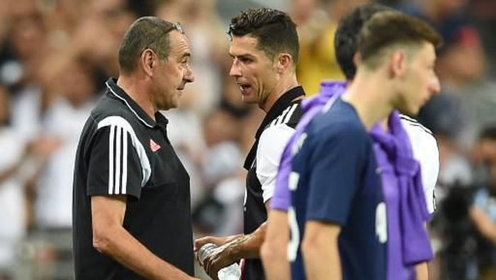 Pelatih Juventus, Maurizio Sarri, berbincang dengan Cristiano Ronaldo. (Foto: Roslan Rahman / AFP)