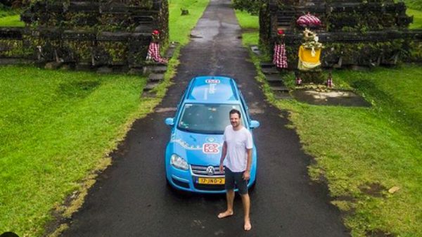 Foto: Traveling Keliling Dunia Naik Mobil Listrik