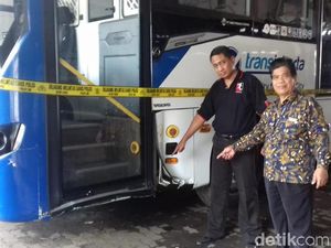 Hendak Putar Balik, Pemotor Tewas Usai Ditabrak TransJ di Jakbar