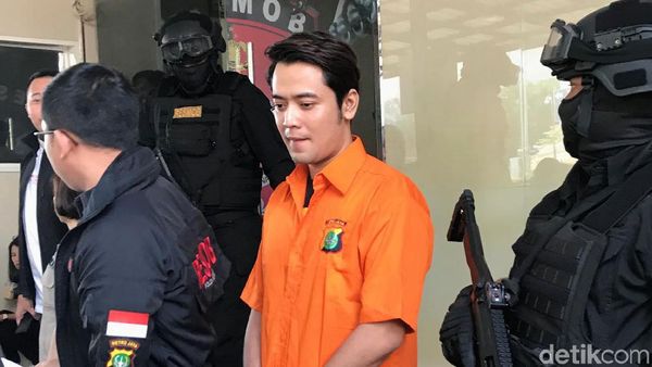 Penampakan Kriss Hatta Berbaju Tahanan (Lagi)