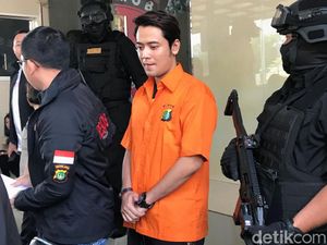 Penampakan Kriss Hatta Berbaju Tahanan (Lagi)