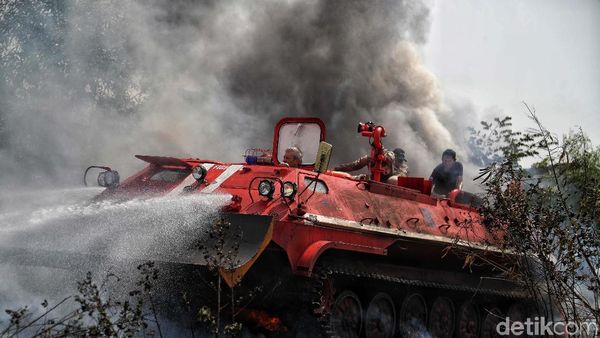 Hebat! Tank Damkar Ini Mampu Tembus ke Pusat Kebakaran