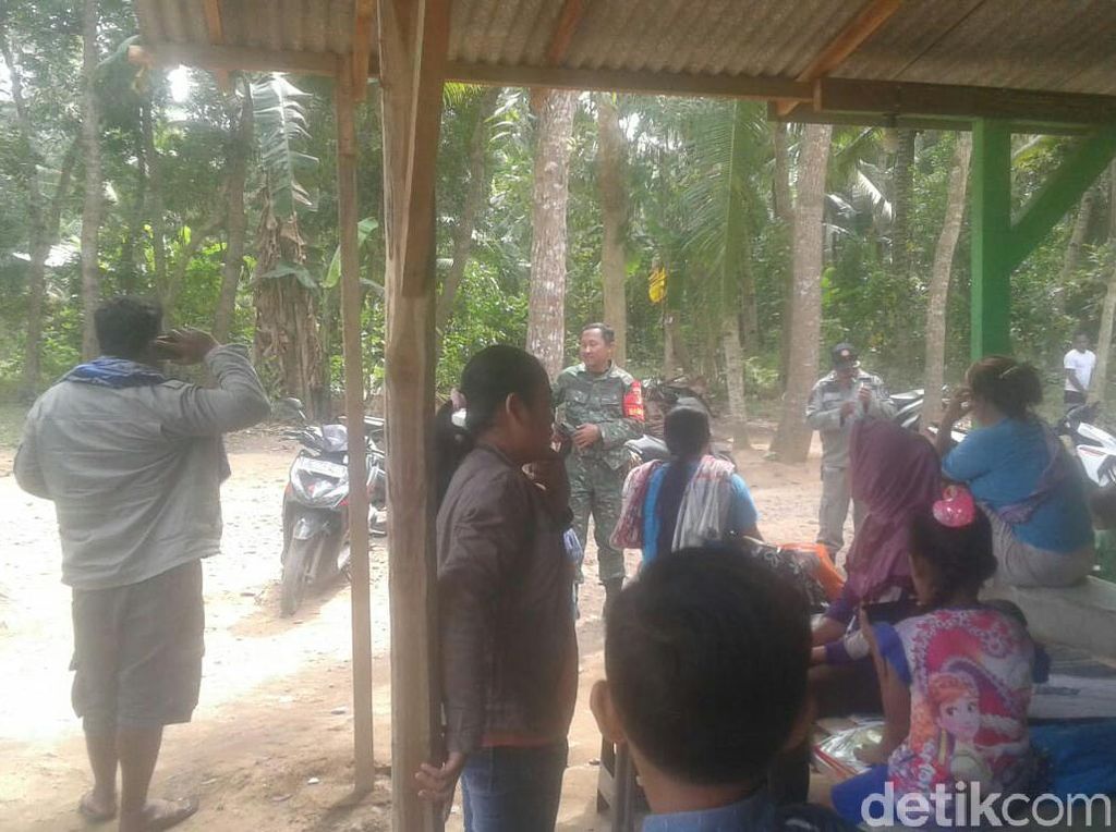 Takut Ada Tsunami, Ratusan Warga di Banyuwangi Ngungsi ke Gunung Takut Ada Tsunami, Ratusan Warga di Banyuwangi Ngungsi ke Gunung
