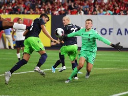 Simon Mignolet berhasil memuntahkan peluang Sporting. Al Bello/Getty Images.