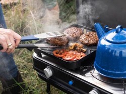 Karena Lapar, Keluarga Ini Nekat Piknik dan Pesta BBQ di Jalan Tol