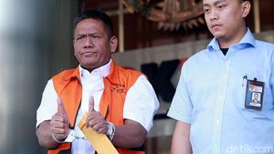 Biar Terkenal, Tahanan KPK Ini Acungkan Jempol