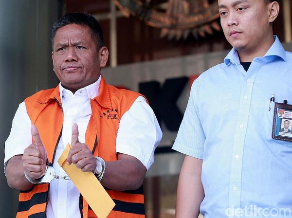 Biar Terkenal, Tahanan KPK Ini Acungkan Jempol