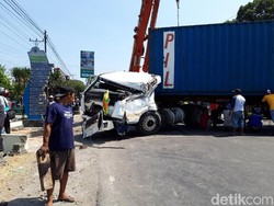 Detik-detik Kecelakaan Tragis Trailer Tabrak Puskesmas di Boyolali