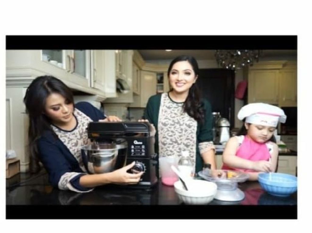 Gaya Kompak Para Seleb dan Anak Saat Masak Bareng Gaya Kompak Para Seleb dan Anak Saat Masak Bareng