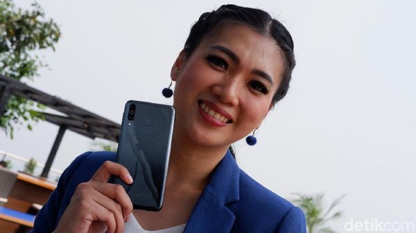 Unboxing Samsung Galaxy M30, Ponsel Baterai Jumbo Rp 3 Jutaan
