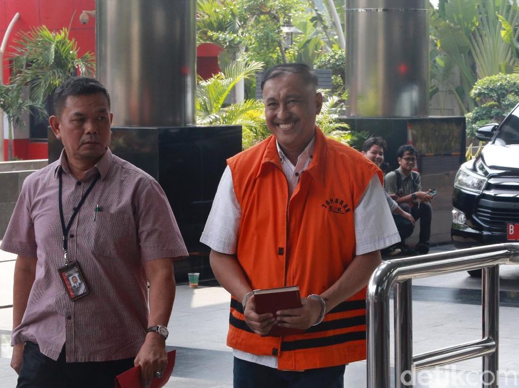 Senyum Markus Nari Saat Akan Diperiksa KPK Senyum Markus Nari Saat Akan Diperiksa KPK