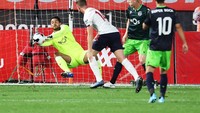 Ketinggalan satu gol, Liverpool berupaya mengejar ketinggalan. Barulah pada menit ke-20, Liverpool bisa menyamakan skor jadi 1-1. Diawali crossing dari sisi kiri, bola disambut tandukan Jordan Henderson yang bisa ditepis kiper Sporting. Tapi, bola muntah langsung dicocor Origi yang berada tepat di depan gawang. Al Bello/Getty Images.