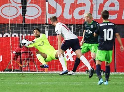 Ketinggalan satu gol, Liverpool berupaya mengejar ketinggalan. Barulah pada menit ke-20, Liverpool bisa menyamakan skor jadi 1-1. Diawali crossing dari sisi kiri, bola disambut tandukan Jordan Henderson yang bisa ditepis kiper Sporting. Tapi, bola muntah langsung dicocor Origi yang berada tepat di depan gawang. Al Bello/Getty Images.