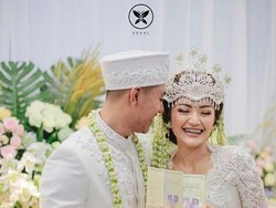 Senyum Semringah Siti Badriah dan Krisjiana Usai Resmi Nikah