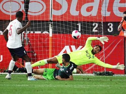 Babak pertama ditutup dengan keunggulan 2-1 untuk Liverpool ketika Wijnaldum menjebol jala Sporting pada menit ke-44. Bola terobosan Alex Oxlade-Chamberlain diteruskan Wijnaldum lewat sepakan lob melewati adangan kiper. Al Bello/Getty Images.