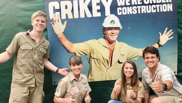 Bindi Irwin, keluarga dan tunangannya/