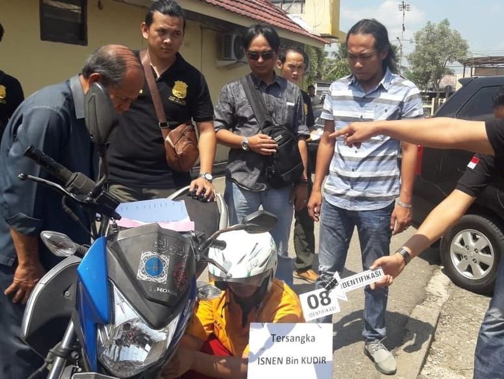 Jalani Rekonstruksi, Isnen Akui Sempat Minta Balikan Sebelum Bakar Kekasihnya Jalani Rekonstruksi, Isnen Akui Sempat Minta Balikan Sebelum Bakar Kekasihnya