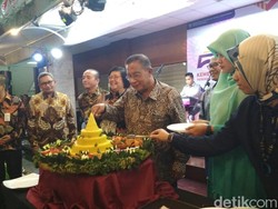 Potong Tumpeng di HUT Kemenko Ekonomi, Darmin Beri Pesan Ini
