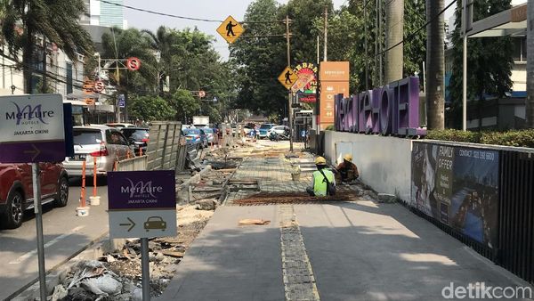 Melihat Proyek Pelebaran Trotoar yang Disebut Perparah Polusi di DKI
