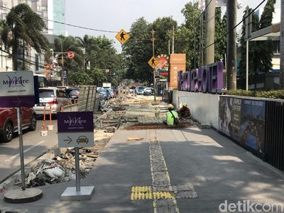Melihat Proyek Pelebaran Trotoar yang Disebut Perparah Polusi di DKI