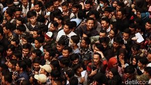 Penampakan Ribuan Pencari Kerja Serbu Job Fair Cilegon