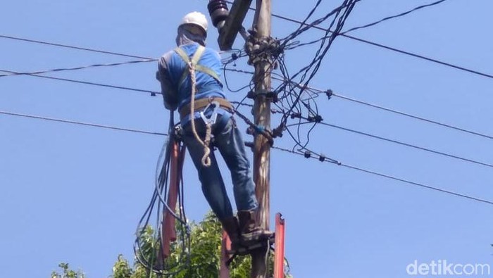 PLN, perusahaan listrik negara Perusahaan Listrik Negara (PLN) mengerjakan perbaikan jaringan