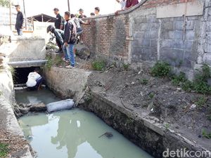 Tercemar Limbah, Warga Bantul Semen Saluran Irigasi