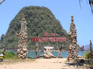 Menpar Bagikan 10 Stand Up Paddle Board untuk Banyuwangi