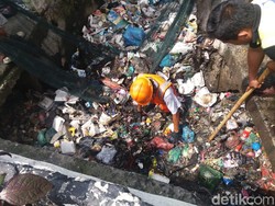Jorok! Sampah di Got Kota Medan Setara Muatan 6 Truk