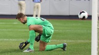 Momen saat bola lepas dari tangkapan Simon Mignolet. Al Bello/Getty Images.