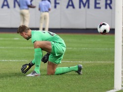 Momen saat bola lepas dari tangkapan Simon Mignolet. Al Bello/Getty Images.
