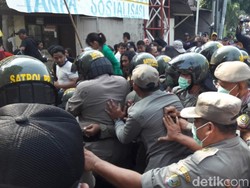 Penggusuran Bangunan Liar di Bekasi, Warga Bentrok dengan Satpol PP