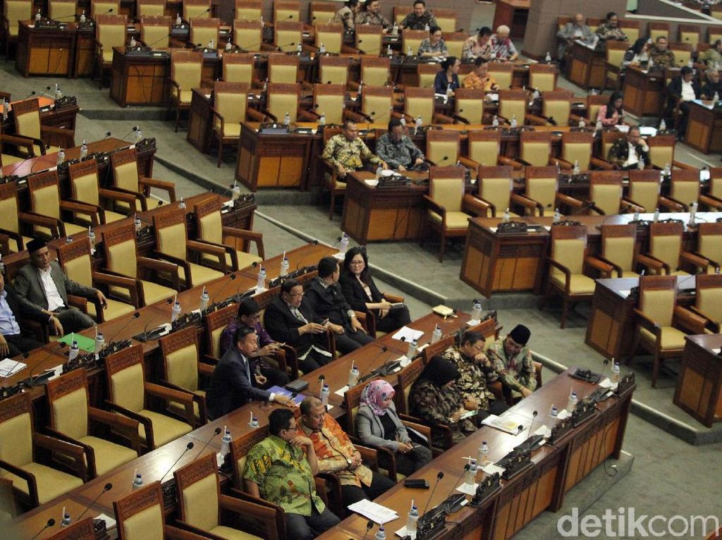 Sempat Molor, Paripurna Pengesahan Evaluasi APBN 2018 Dimulai Sempat Molor, Paripurna Pengesahan Evaluasi APBN 2018 Dimulai