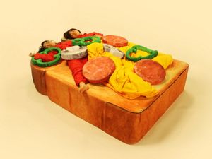 Gemasnya! Tempat Tidur Ini Bentuknya Roti dengan Bantal Tomat