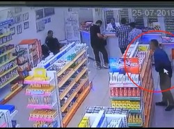 Pria Tua Terekam CCTV Apotek Lembang Mengutil Obat Penambah Darah