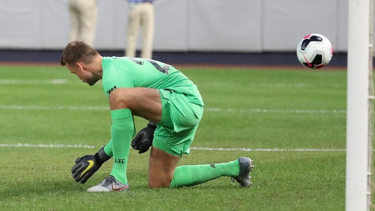 Kiper Liverpool Simon Mignolet membuat blunder saat menghadapi Sporting CP di Yankee Stadium, New York, Amerika Serikat, Kamis (25/7/2019) pagi WIB. (Foto: Al Bello/Getty Images)